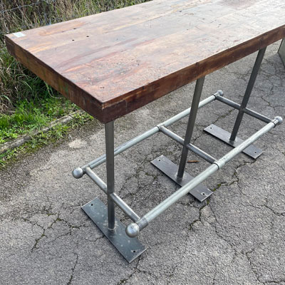 table_haute_bois_recycle_pietement_metal_repose_pieds