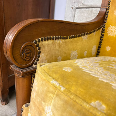 banquette_napoleon_bois_velours_jaune