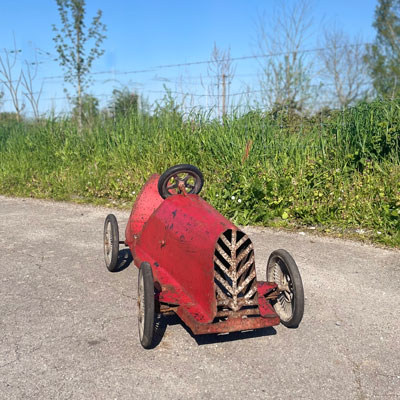 voiture_pedale_ancienne_rouge