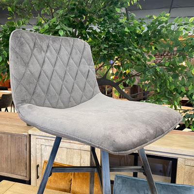 tabouret_en_velours_gris_pieds_metal_effet_vieilli