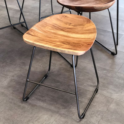 tabouret_bas_acacia_metal